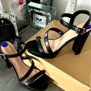 Lightly worn! BCBG LOFTY heel